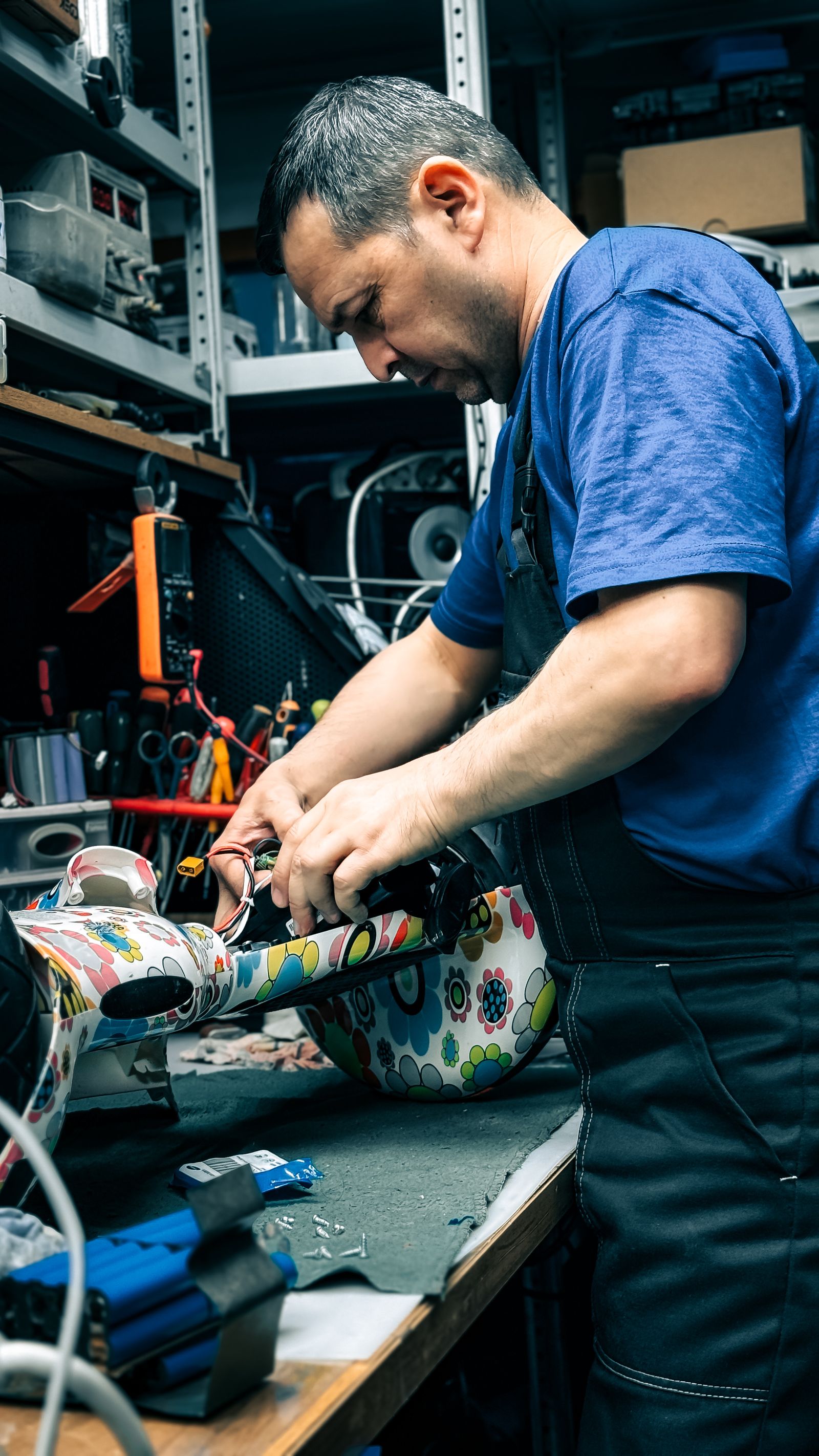 Técnico reparando un vehículo eléctrico en un taller