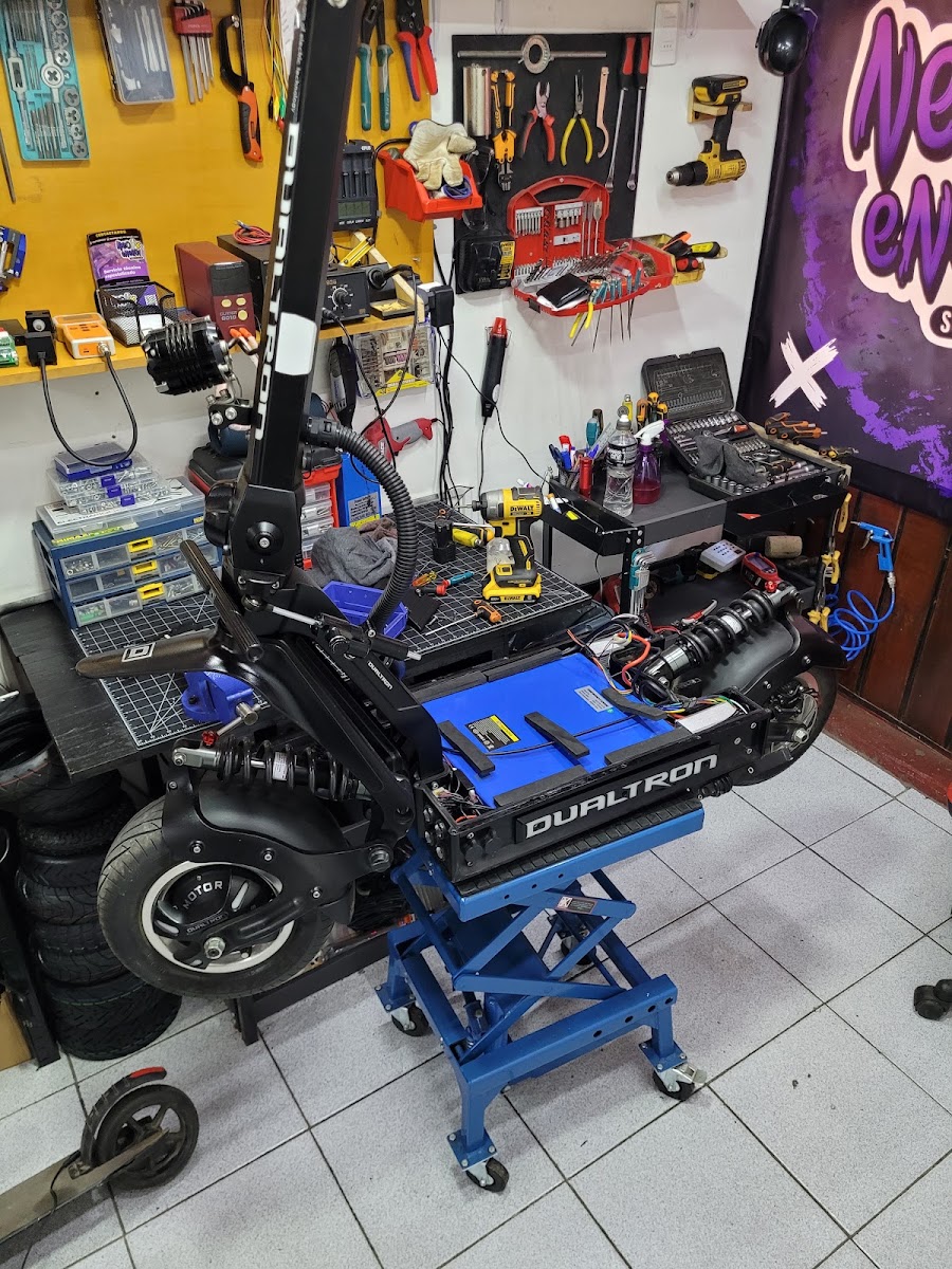 Taller de Scooters Eléctricos NeoEnergy